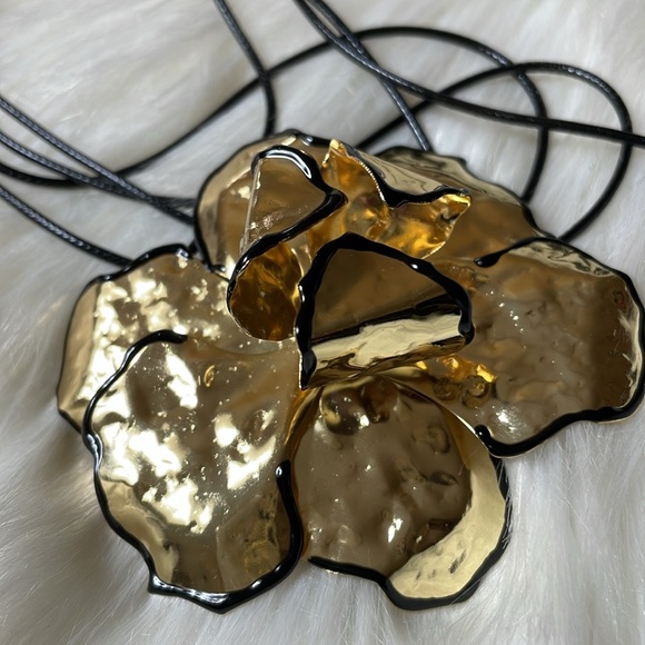 Elegant Gold Floral Choker Necklace - Picture 11 of 14